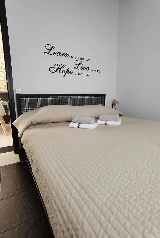 Pine And Lime Apartments Pula