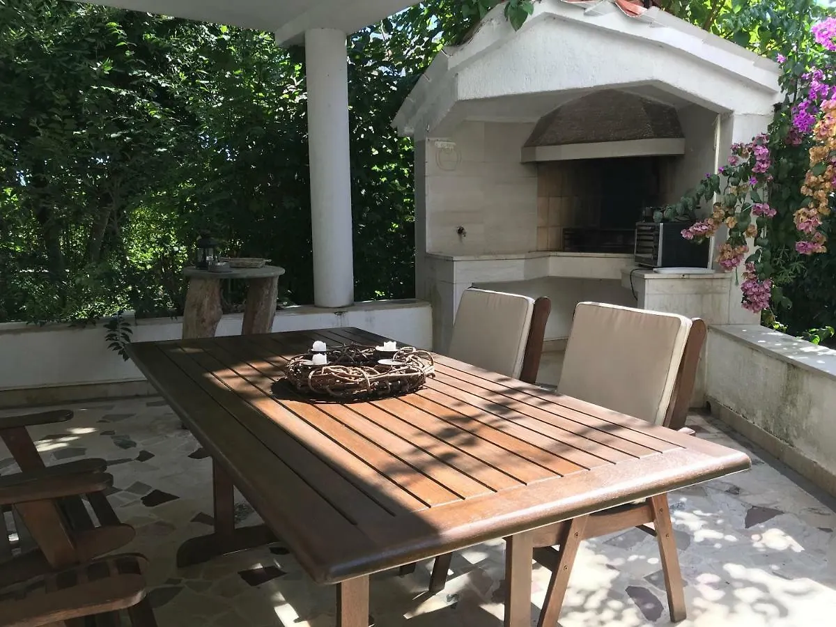 Pine And Lime Apartments Pula