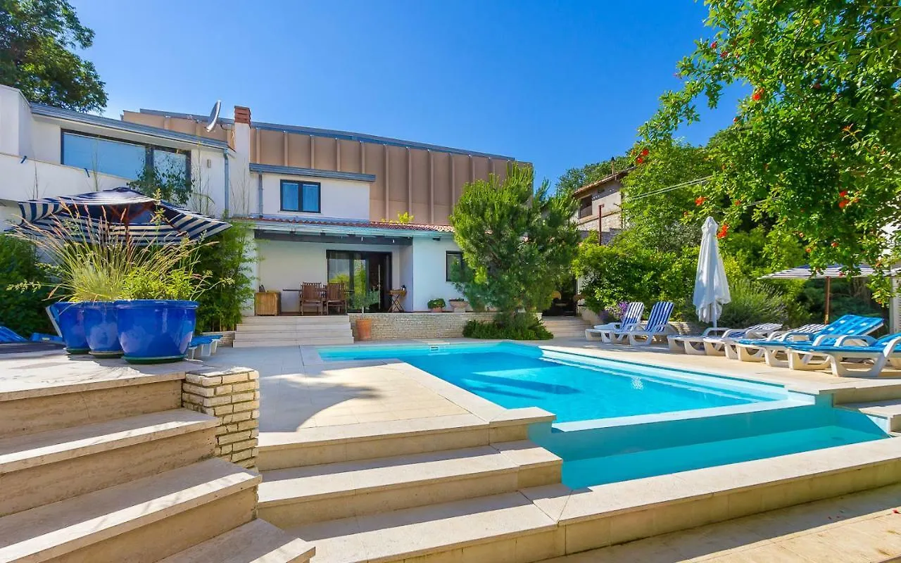 Pine And Lime Apartments Pula